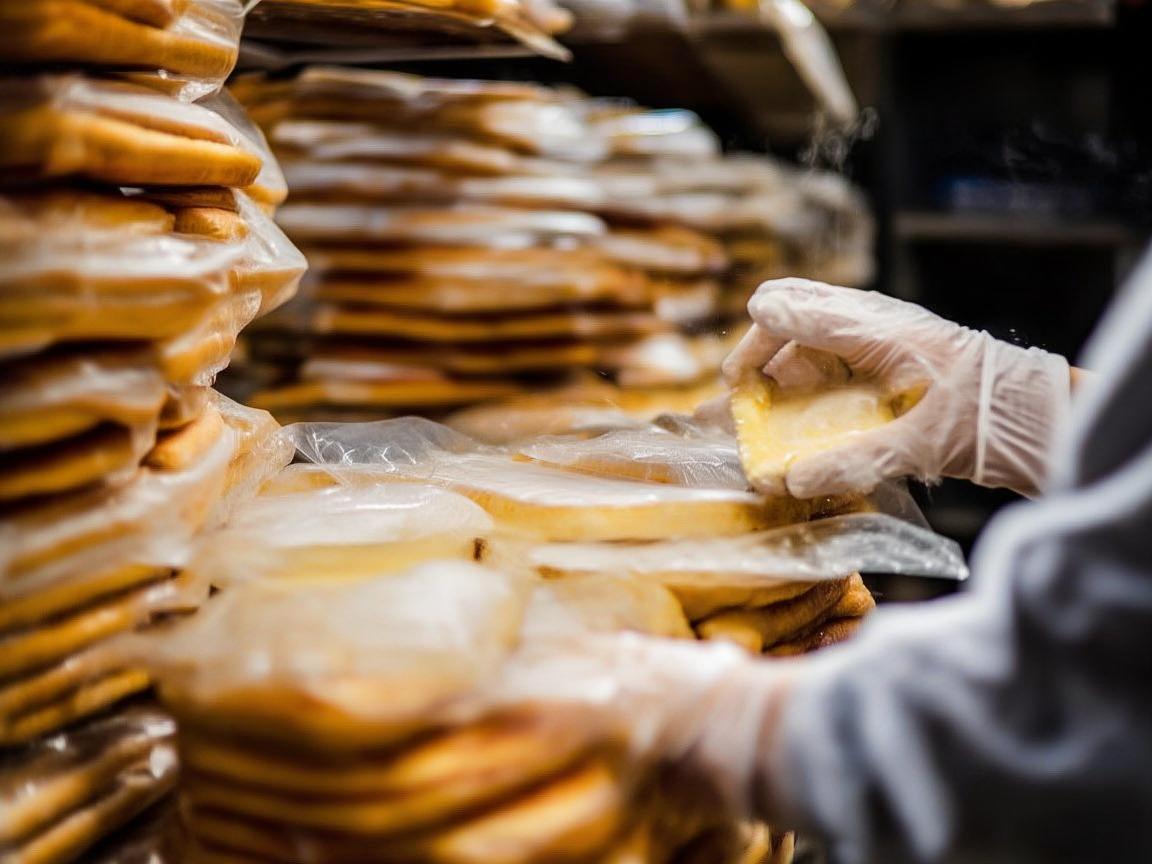 如何高效存储与配送葱油饼，保持其酥脆口感？